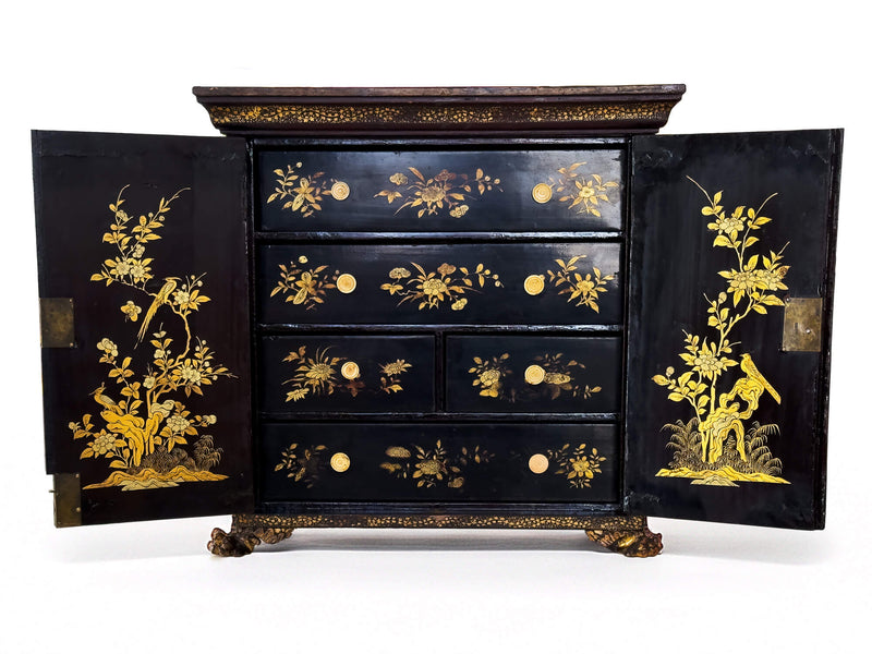 Cabinet Chinois en laque noir et or
