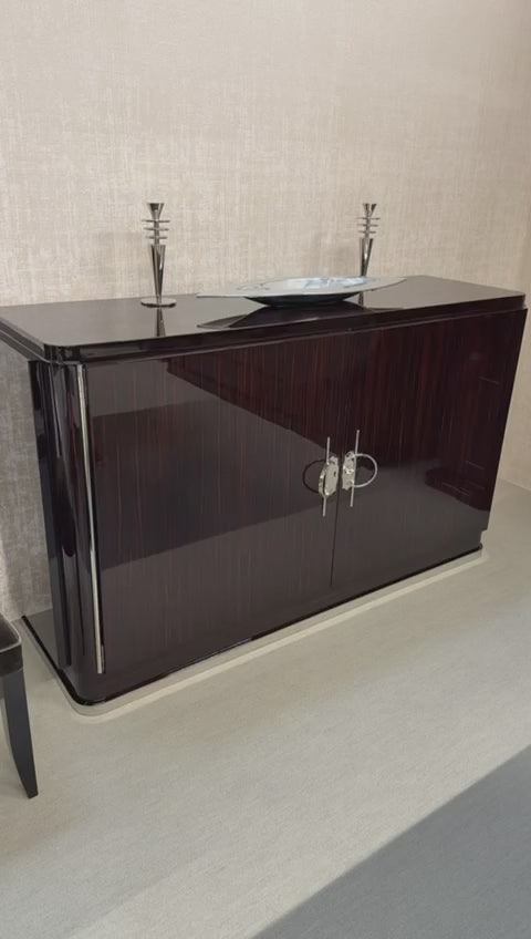 Vidéo présentant un buffet Art Déco en ébène de Macassar, France vers 1930, avec vernis brillant, poignées circulaires et intérieur en érable moucheté “bird’s eye”