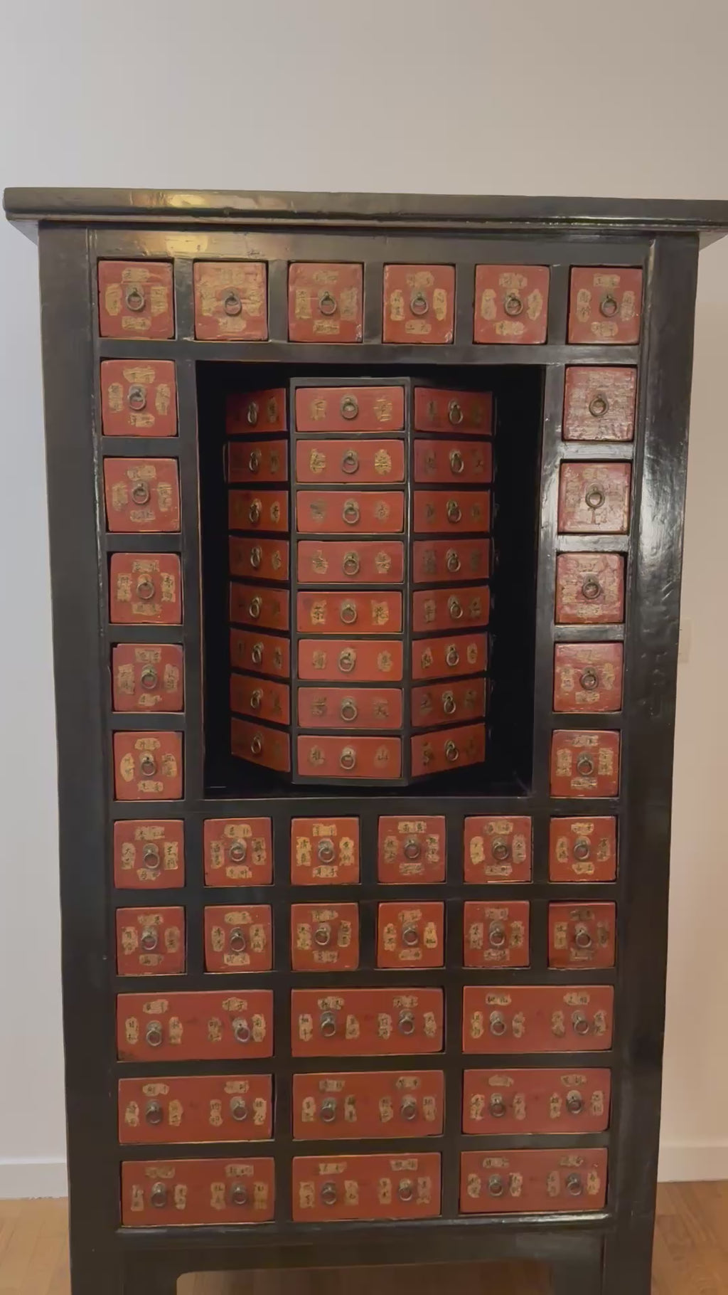 Meuble d’apothicaire chinois aux 101 tiroirs – Armoire aux cent yeux