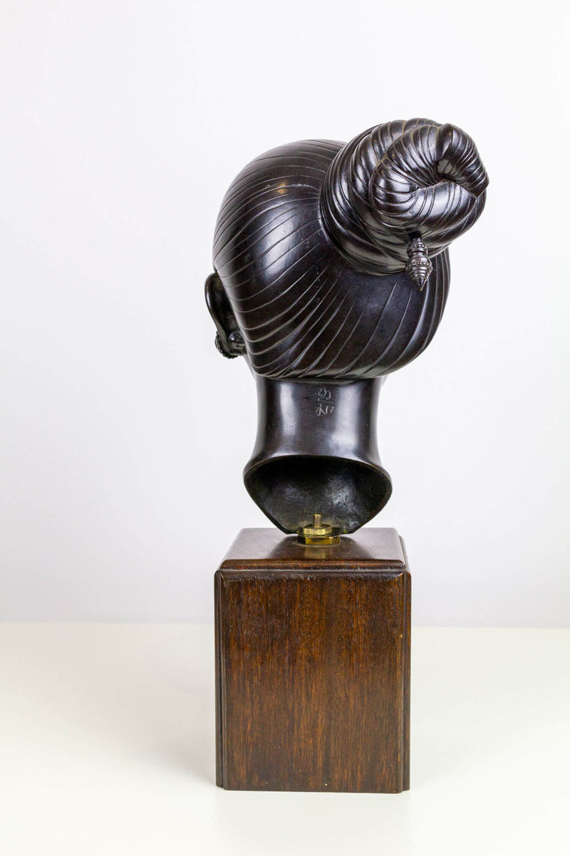 INDOCHINE début XXe - Tete en Bronze représentant une jeune femme asiatique