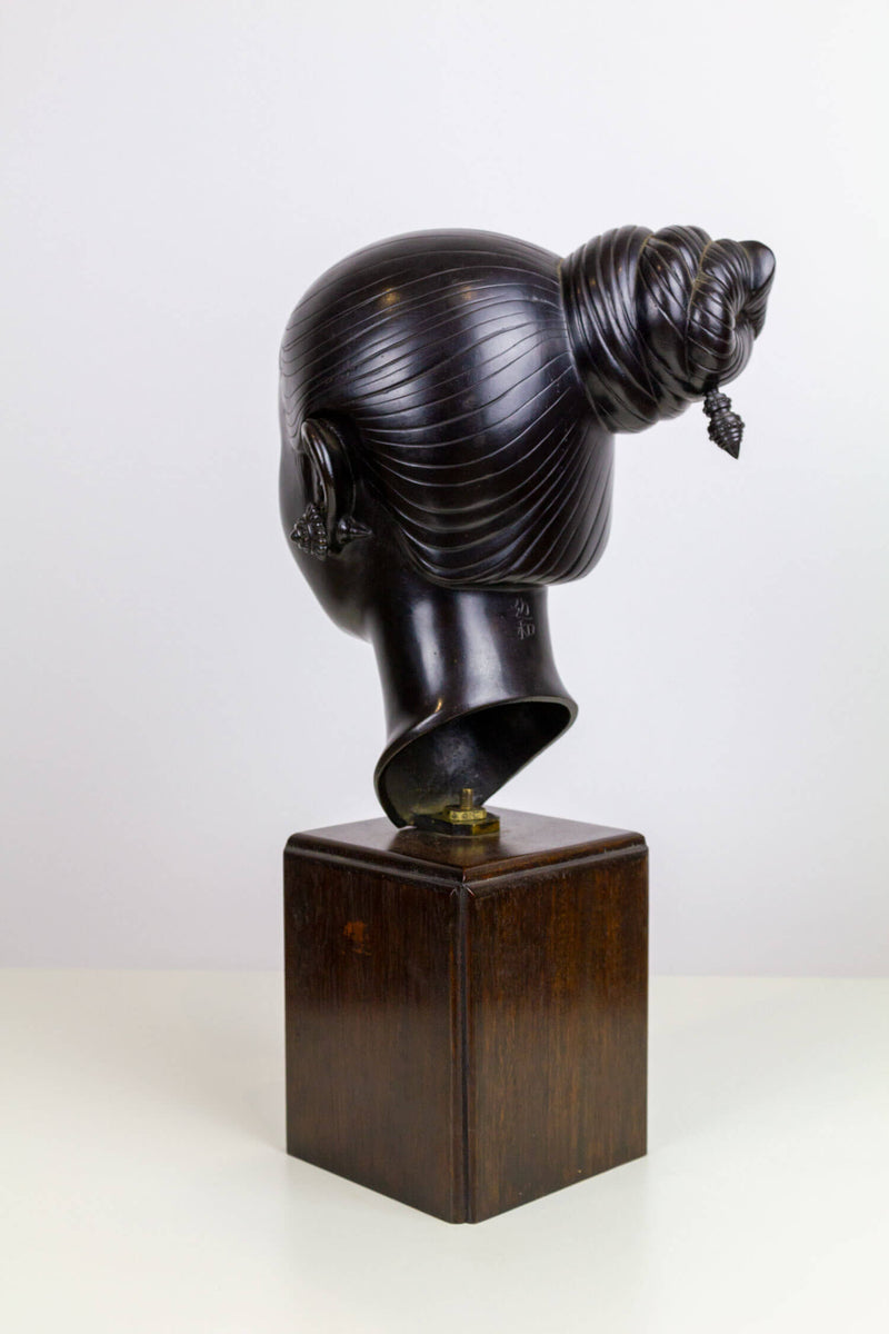 INDOCHINE début XXe - Tete en Bronze représentant une jeune femme asiatique