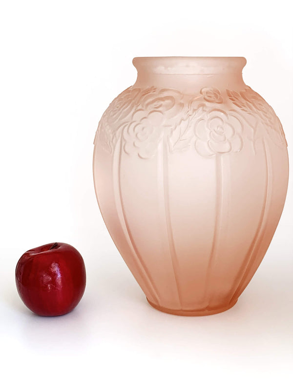 Vase ART DECO en verre moulé rose