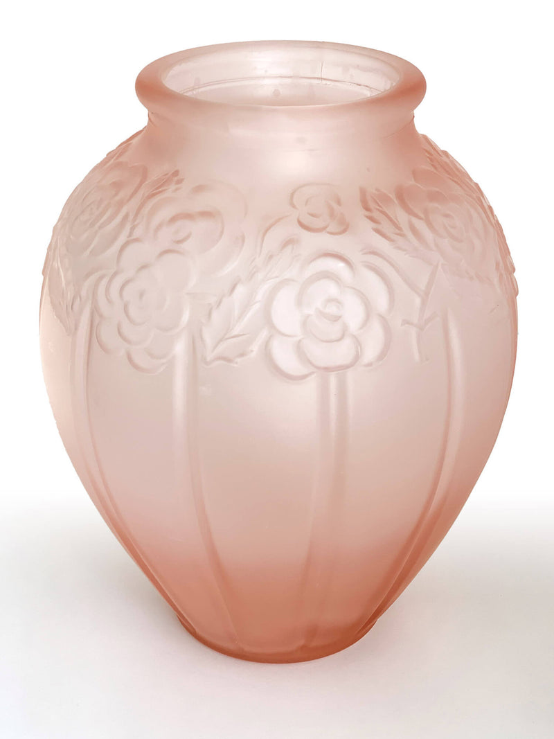 Grand vase ART DECO, en verre moulé de couleur rose à motif floral. Vers 1920.   Dimensions :  Hauteur : 30 cm Diamètre : 24 cm