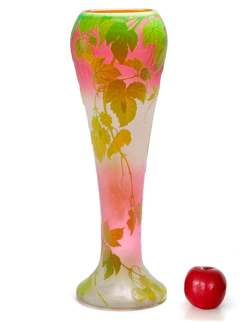 Grand vase LEGRAS - feuilles de vignes sur fond rose