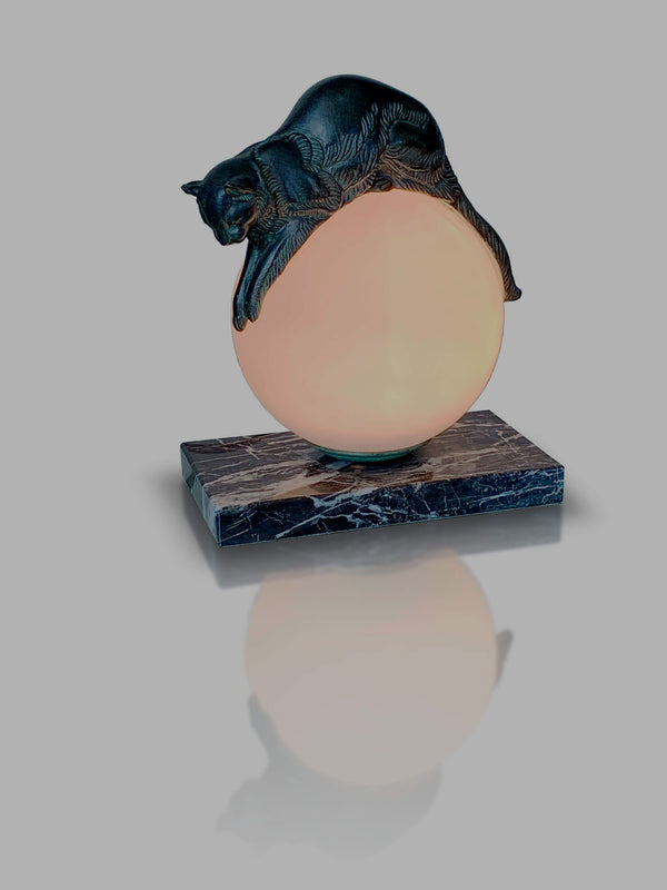 Lampe Equilibre - Sculpture de chat de Eugène Gaillard par MAX LE VERRIER